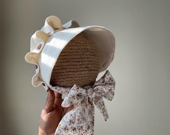 Touca de bebê feita à mão com aba de babados e laço floral | Chapéu vintage para bebês e crianças pequenas | Presente neutro para chá de bebê