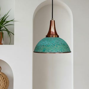 Lampe à suspension dôme en cuivre faite main : maison de ferme marocaine patinée bleue