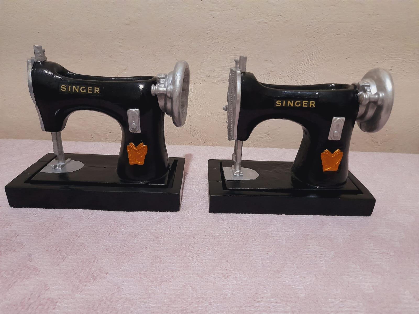 Hand-Painted Miniature Sewing Machine Figurine - Vintage Style Decorative Ornament (1 piece)