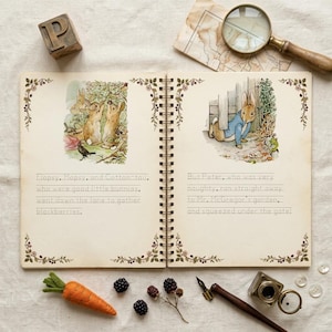 Pu&ograve; includere: Libro aperto con illustrazioni e testo di una storia per bambini. La pagina sinistra mostra conigli che raccolgono more, e la pagina destra raffigura un coniglio che si infila sotto un cancello. Una carota di feltro e more sono sul tavolo.