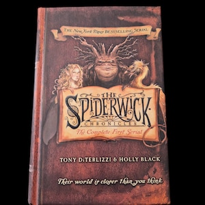 Könnte beinhalten: Ein gebundenes Buch mit dem Titel "The Spiderwick Chronicles: The Complete First Serial" von Tony DiTerlizzi & Holly Black. Das Cover zeigt Illustrationen von fantastischen Kreaturen und den Text "Their world is closer than you think."