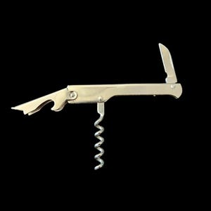 Può includere: Un apribottiglie multifunzione argentato con cavatappi, apribottiglie e coltello. L'utensile è in metallo lucido ed è progettato per aprire bottiglie di vino. Il cavatappi è a forma di spirale.