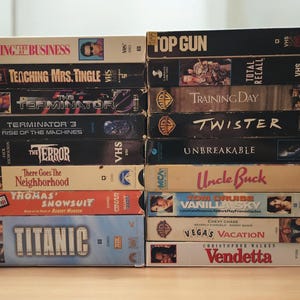 Lot de 2 cassettes VHS « T-V » GRATUITES