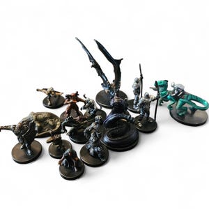 Może przedstawiać: Kolekcja miniaturowych figurek fantasy, w tym wojowników, stworzeń i potworów. Figurki są pomalowane w różnych kolorach, takich jak brąz, zieleń i brąz, i są osadzone na okrągłych podstawach. Scena jest ustawiona na białym tle.
