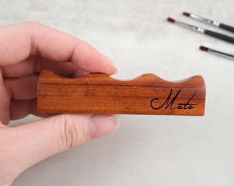 Personalisierter Holzpinselhalter, Pinselrest und Briefbeschwerer, Künstlerorganizer, anpassbares Geschenk für Künstler, Geschenk für Maler