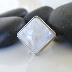 Vintage Sterling Silver 925 Rainbow Moonstone Solitaire Ring Size 6