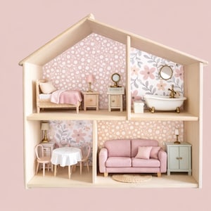 Può includere: Una casa delle bambole in legno a due piani con tetto a capanna. L'interno presenta mobili in miniatura, tra cui un letto, un divano, un tavolo e una vasca da bagno. Le pareti sono decorate con carta da parati floreale rosa e bianca. Un giocattolo affascinante.