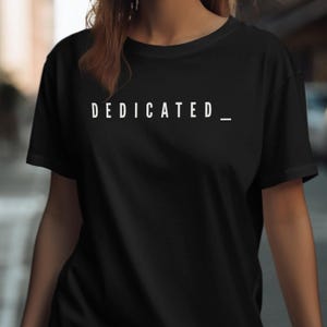 Dediziert Unisex T-Shirt | Motivierendes Fitnessstudio-T-Shirt, Workout-Ausrüstung, Geschenk für Sie, Fitness-Bekleidung, Geschenk für Fitness-Liebhaber, Geschenk für Sportler