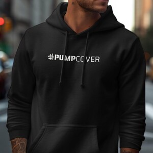 Puede incluir: Sudadera con capucha negra con texto blanco que dice "#PUMPCOVER" en la parte delantera.