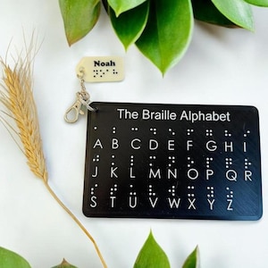 Alfabetbord in braille met gepersonaliseerde sleutelhanger voor naam