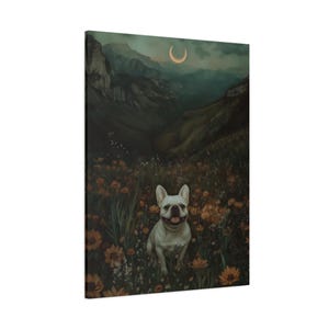 Stampa artistica da parete con bulldog francese bianco, memoriale della perdita del cane bulldog francese in stile dark fantasy, paesaggio montano botanico con luna crescente