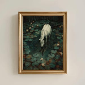 Stampa artistica da parete con cavallo bianco mistico, che beve da uno stagno di ninfee, decorazione equestre boho mistica fantasy, opera d'arte surreale e celeste in regalo