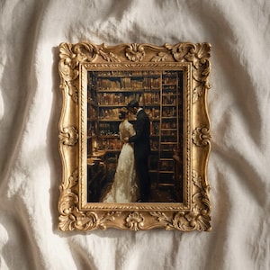 Op de afbeelding: Een goudkleurig, sierlijk omlijst schilderij toont een stel dat elkaar omhelst in een bibliotheek. De man draagt een zwart pak, de vrouw een witte jurk. De bibliotheek staat vol boeken en de lijst heeft decoratieve details.