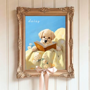 Cuadro de un lindo cachorro leyendo: arte mural de verano con un vibrante tema literario, regalo personalizado con estampado de un labrador retriever amarillo dorado en una manta.
