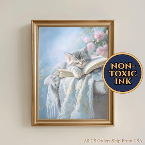 Arte de pared de gato atigrado gris durmiendo sobre un libro. Obra de arte de gato atigrado gris. Linda pintura de gato atigrado gris. Lienzo de gato atigrado gris. Impresión de gato floral pastel.