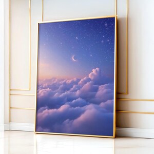 Verträumtes Pastell-Lila Sternenhimmel Wandkunst - Halbmond und flauschige Wolken, ästhetisches blaues vertikales Poster für Mädchen Schlafzimmer