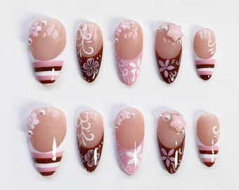 Unghie Kawaii carine/Unghie French a strisce rosa e marroni/Unghie a fiori/Unghie per le feste/Unghie finte rosa/Unghie lunghe a mandorla/Unghie Y2k/Unghie per le feste
