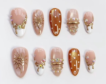 Uñas ojo de gato marrones con purpurina / Uñas postizas largas almendradas / Uñas elegantes / Uñas blancas con lunares / Uñas cromadas doradas / Uñas de sol / Uñas de cumpleaños