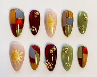 Uñas con diseño de tótem solar/Uñas postizas largas almendradas/Uñas con diseño de vidrieras/Uñas con bloques de color y línea dorada/Uñas con diseño retro/Uñas de otoño/Uñas personalizadas