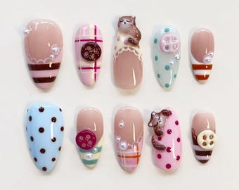 Uñas postizas 3D con diseño de oso / Uñas postizas largas con forma de almendra / Uñas con estampado de cuadros y botones / Uñas con encaje de lunares / Uñas rosas kawaii / Uñas de invierno / Uñas personalizadas