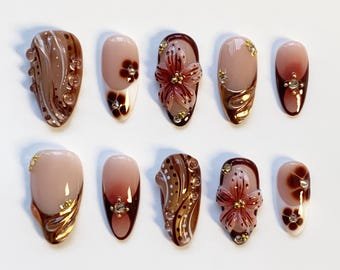 Uñas de otoño / Uñas postizas largas almendradas de otoño / Uñas ojo de gato ámbar / Uñas 3D cromadas doradas / Uñas burdeos con flores / Uñas doradas de cumpleaños