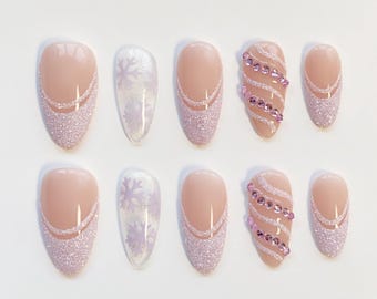 Uñas navideñas/Uñas postizas navideñas largas almendradas/Uñas nevadas/Uñas brillantes/Uñas con pedrería/Uñas moradas/Uñas lavanda/Uñas de invierno
