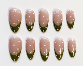 Uñas con lunares verde matcha / Uñas postizas largas almendradas / Uñas para el día a día / Uñas bonitas / Uñas kawaii / Uñas de otoño / Uñas personalizadas para cumpleaños