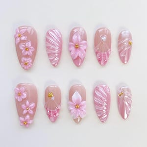 夏の花柄ピンクプレスオンネイル ショートアーモンドネイル/クロームネイル/フローラルネイル/フラワーネイル/春ネイル/ホリデーネイル/バースデーネイル