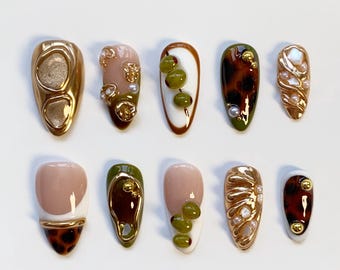 Chica martini cool/Uñas postizas verdes/Uñas sencillas/Uñas color oliva/Uñas con punta francesa/Uñas cromadas doradas/Uñas doradas/Uñas de carey/Uñas de cumpleaños