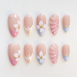 Zomer roze bloei bloem Druk op de nagels Korte amandelnagels/roze Franse nagels/leuke nagels/zomernagels/dagelijkse vakantienagels/babyblauwe nagels