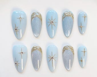 Uñas postizas de ojo de gato azul bebé, uñas almendradas largas, uñas cromadas doradas 3D, uñas de estrella, uñas brillantes, uñas lindas, uñas de cumpleaños, uñas para uso diario.