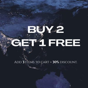 Puede incluir: Un fondo azul oscuro con un mapa del mundo. El texto blanco en negrita dice "COMPRA 2 LL&Eacute;VATE 1 GRATIS". Debajo, un texto m&aacute;s peque&ntilde;o indica "A&Ntilde;ADE 3 ART&Iacute;CULOS AL CARRITO = 30% DE DESCUENTO."