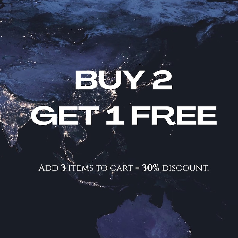 Puede incluir: Un fondo azul oscuro con un mapa del mundo. El texto blanco en negrita dice "COMPRA 2 LL&Eacute;VATE 1 GRATIS". Debajo, un texto m&aacute;s peque&ntilde;o indica "A&Ntilde;ADE 3 ART&Iacute;CULOS AL CARRITO = 30% DE DESCUENTO."