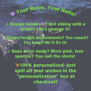 K&ouml;nnte beinhalten: Grafik mit gr&uuml;nem Text "Your Rules, Your Nails!". Beschreibt Optionen zur Anpassung von Nageldesigns, einschlie&szlig;lich Design&auml;nderungen, Form-/L&auml;ngenanpassungen und Basisfarbenwechsel. Kunden werden ermutigt, ihre Bestellungen zu personalisieren.