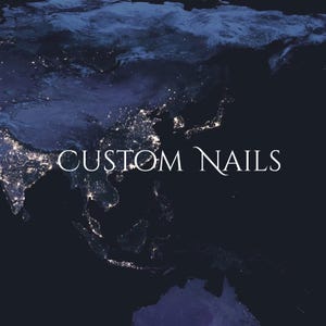 以下が含まれることがあります： 暗い青色の背景に、都市の光で照らされた世界地図。 「CUSTOM NAILS」という言葉が白くエレガントな筆記体で書かれています。 全体的なテーマは、ネイルアートサービスを示唆しています。