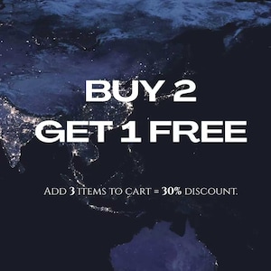 Puede incluir: Un fondo azul oscuro con una vista satelital de la Tierra de noche con luces de ciudades brillantes. El texto en blanco dice: BUY 2 GET 1 FREE. Debajo, un texto blanco m&aacute;s peque&ntilde;o indica: ADD 3 ITEMS TO CART = 30% DISCOUNT.