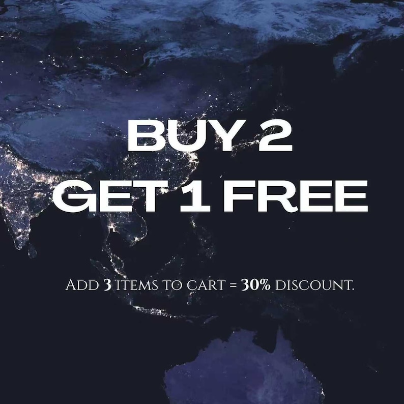 Puede incluir: Un fondo azul oscuro con una vista satelital de la Tierra de noche con luces de ciudades brillantes. El texto en blanco dice: BUY 2 GET 1 FREE. Debajo, un texto blanco m&aacute;s peque&ntilde;o indica: ADD 3 ITEMS TO CART = 30% DISCOUNT.