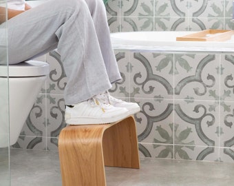 Reposapiés curvo para inodoro de nogal o arce / Taburete de madera para orinal / Taburete para baño / Estilo minimalista / Moderno / Parte superior inclinada