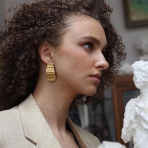 Hand-textured gold earrings - French artisanal production - VANGARDIA brand