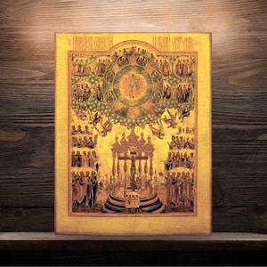Può includere: Un'icona religiosa in stile vintage che rappresenta una scena della Bibbia. L'icona presenta uno sfondo dorato con dettagli intricati e un'immagine centrale di Gesù Cristo sulla croce. Intorno all'immagine centrale si trovano varie figure e simboli, tra cui angeli, santi e la Santissima Trinità.
