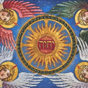 Può includere: Un motivo a punto croce raffigurante una ruota solare dorata centrale con un centro circolare rosso contenente testo ebraico. Quattro angeli con aureole dorate e ali di colori distinti—rosso, verde e bianco—sono posizionati negli angoli.