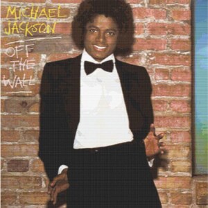 Può includere: Un ritratto di Michael Jackson che indossa una giacca da smoking nera, una camicia bianca e un papillon nero. Il testo "MICHAEL JACKSON" e "OFF THE WALL" è stampato in giallo sulla sinistra su uno sfondo di muro di mattoni marroni.