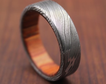 Anillo de acero de Damasco hecho a mano con revestimiento de madera, alianza de boda forjada.