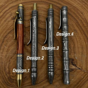 Puede incluir: Se muestran cuatro diseños de bolígrafos únicos. El diseño 1 presenta un cuerpo de madera y detalles dorados. Los diseños 2 y 3 tienen un acabado metálico texturizado con un clip. El diseño 4 tiene un diseño similar al bambú. Todos los bolígrafos tienen una punta de metal.