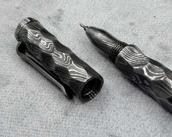 Pluma de acero de Damasco forjado a mano: acabado martillado, recambio adicional.