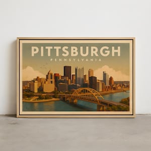 Peut inclure: Une affiche encadrée avec une illustration de style vintage du paysage urbain de Pittsburgh, en Pennsylvanie. L'œuvre d'art présente les bâtiments, les ponts et les rivières de la ville dans des couleurs chaudes et invitantes. Le mot "PITTSBURGH" est affiché en haut.
