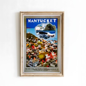 Può includere: Poster di viaggio vintage incorniciato per Nantucket, con un'illustrazione colorata della città e del porto. Il poster include il testo "NANTUCKET" in alto e i nomi delle compagnie ferroviarie e di navigazione in basso.