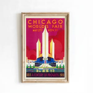 以下が含まれることがあります： 金色のフレームに入った、シカゴ万国博覧会のヴィンテージポスター。ポスターには、博覧会の建築物を描いたカラフルなイラストが描かれています。テキストには「CHICAGO WORLD'S FAIR MAY 27TH NOV. 1ST 1833 A CENTURY OF PROGRESS 1933」と書かれています。