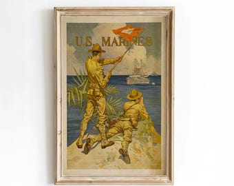 Pode incluir: Impressão vintage emoldurada de um cartaz de recrutamento militar. A obra de arte retrata dois soldados em uniformes cáqui em uma ilha tropical, com um navio ao fundo. As palavras "U.S. MARINES" estão no topo, com uma bandeira vermelha.
