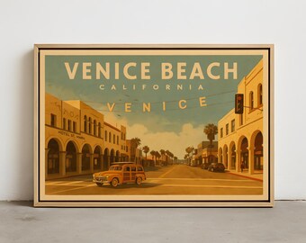 Peut inclure: Une affiche encadrée représentant une illustration vintage de Venice Beach, Californie. L'œuvre d'art présente une scène de rue ensoleillée avec des bâtiments, des palmiers et une voiture familiale classique en bois. Le texte "Venice Beach California" est affiché en haut.